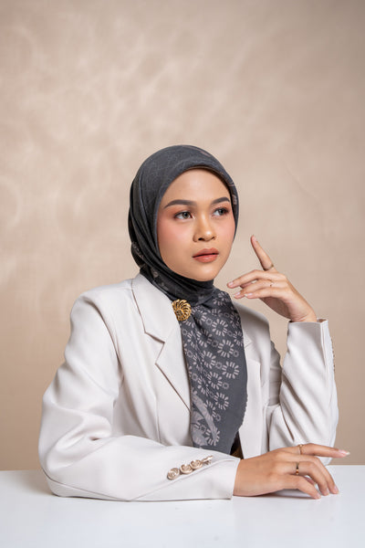 [Year End Sale] BIA x Cut Meyriska - Euni Storm Gray Scarf Kerudung Segi Empat - Rumania Edition