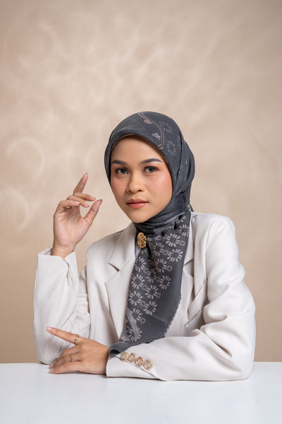 [Year End Sale] BIA x Cut Meyriska - Euni Storm Gray Scarf Kerudung Segi Empat - Rumania Edition