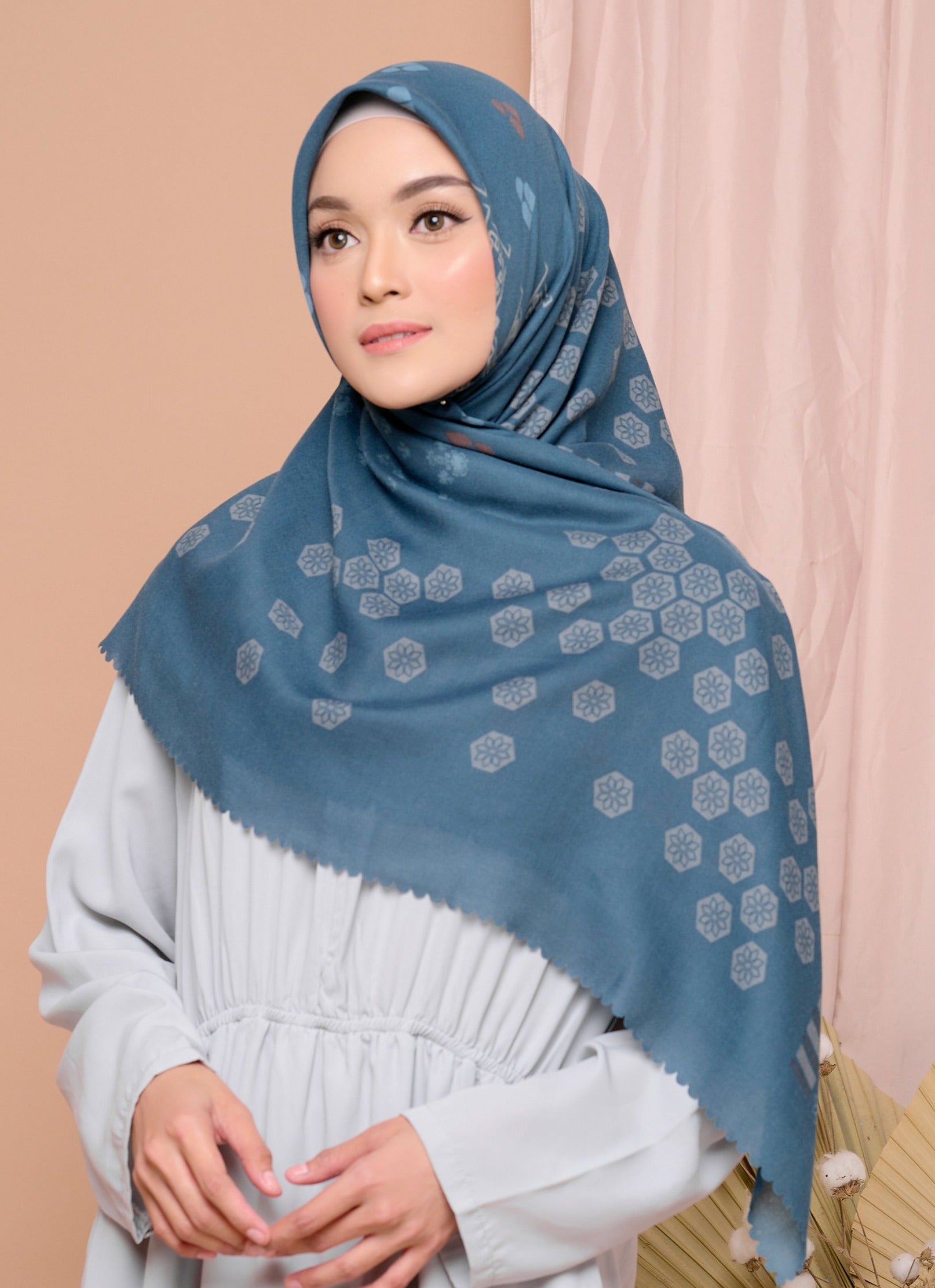 BIA by Zaskia Mecca - Elva Scarf Kerudung Segi Empat - Edisi Yunani